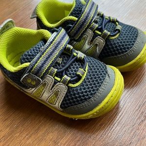 Surprize by stride rite toddler baby sneaker gently used size 5 blue, yellow